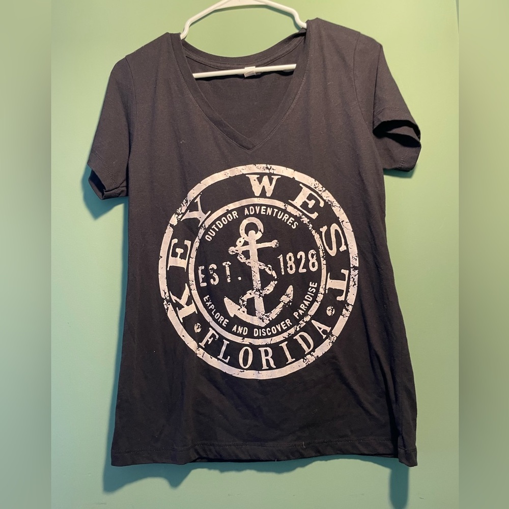 Ladies Key Wesy fitted black T-shirt, size medium